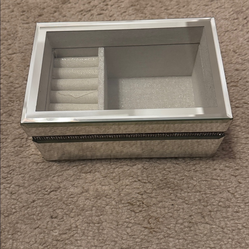 🎁NWT Tahari Home Mirrored Jewelry Box with etched Accent
Smoke free home.